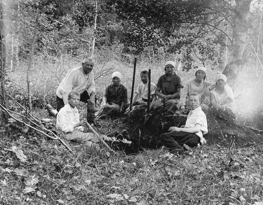 Leonid Kazarinov and participants in the excavations in the wasteland of Bobynino (on the river Svyatitsa) in the summer of 1927
