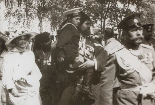   Великие княжны Ольга Николаевна, Мария Николаевна и Анастасия Николаевна проходят по территории Ипатьевского монастыря после посещения палат бояр Романовых. РГАКФД, №12815.