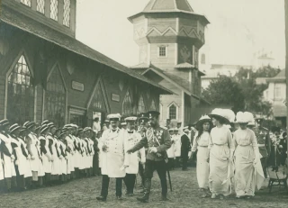  Групповой репортажный портрет царских особ. Русская провинция на фотографиях