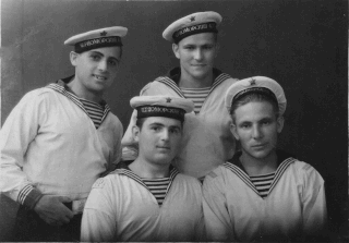 Леонид Пискунов и его друзья-моряки