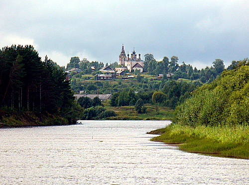 Вид на село Солтаново с реки Нея. Троицкий храм