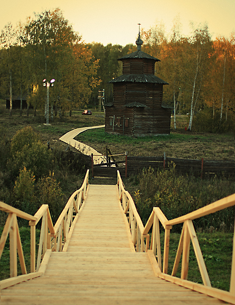  Деревянная часовня из деревни Притыкино Костромской губернии. Autumn Forest